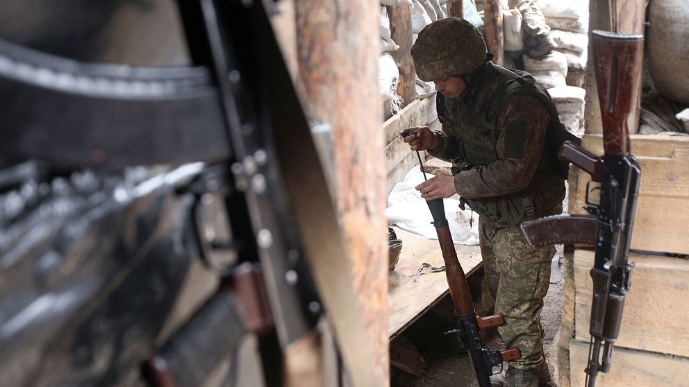 Ukrainsk militär i skyttegrav vid fronten nära Gorlivka i Donetskt-regionen i Ukraina.