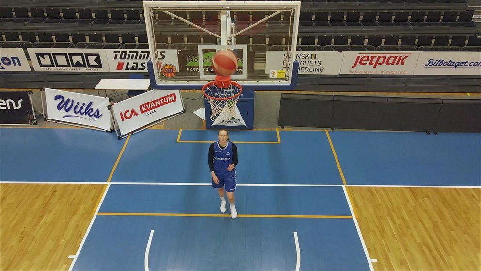 Matilda Ekh under basketkorgen