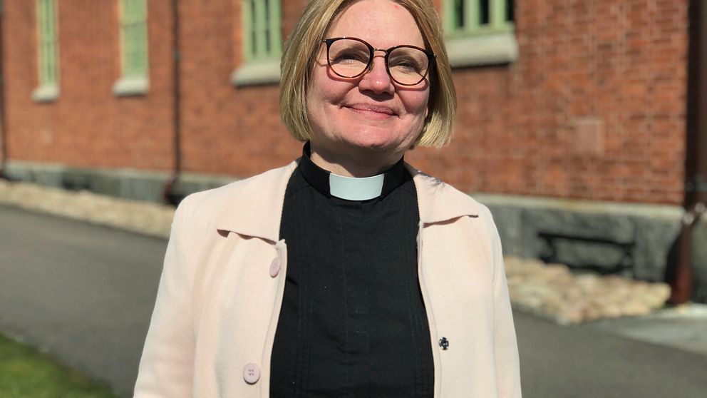 AnnaLena Nordlund, kyrkoherde, framför Grästorps kyrka