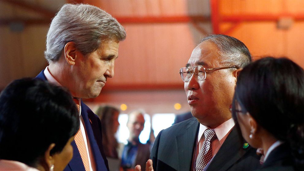 John Kerry och Xie Zhenhua under klimatmötet i Paris 2015 då Parisavtalet togs fram. Arkivbild.