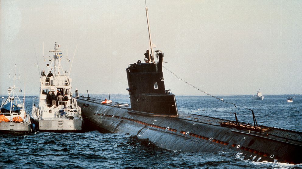 Den sovjetiska ubåten U-137 av äldre modell går på grund i Karlskrona skärgård efter ”felnavigering”.