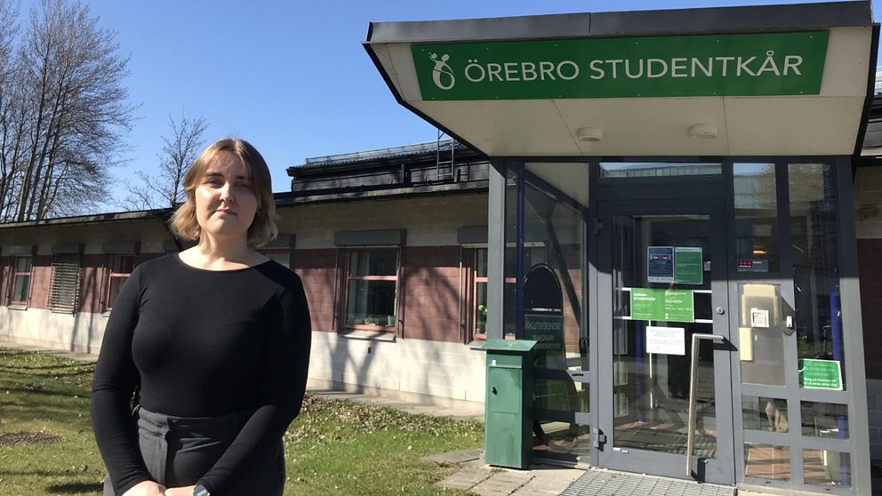 Student framför ingång till studenkåren i Örebro