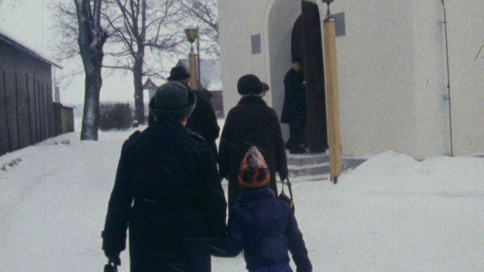 Kyrkobesökare på väg in i Tengene kyrka i Grästorp i januari 1979