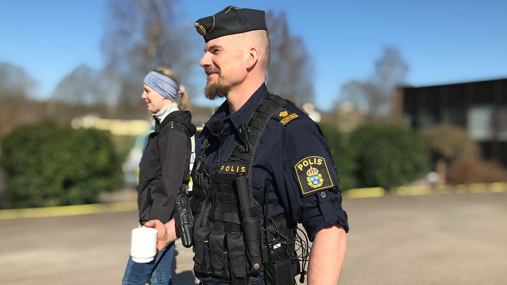 Kommunpolisen Anders Buene promenerar med privatperson som är intresserad av att bli polis.