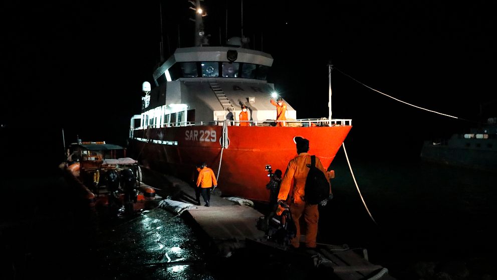 Indonesisk räddningspersonal förbereder sig för en insats i syfte att lokalisera den försvunna ubåten.
