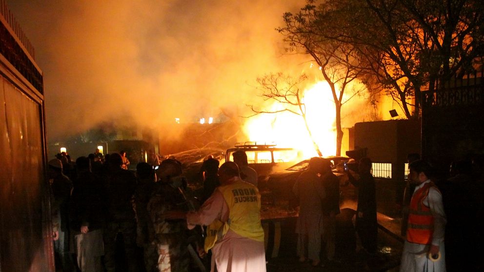 En brand bröt ut på platsen för explosionen i Quetta i Pakistan.