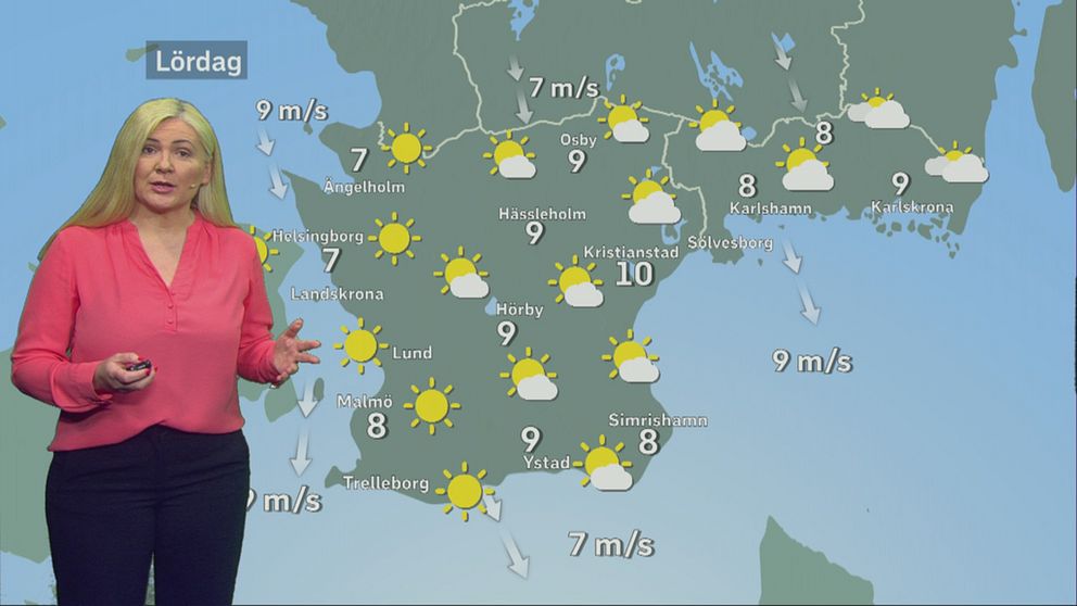 SVT:s meteorolog Deana Bajic vid väderkarta med många solar på