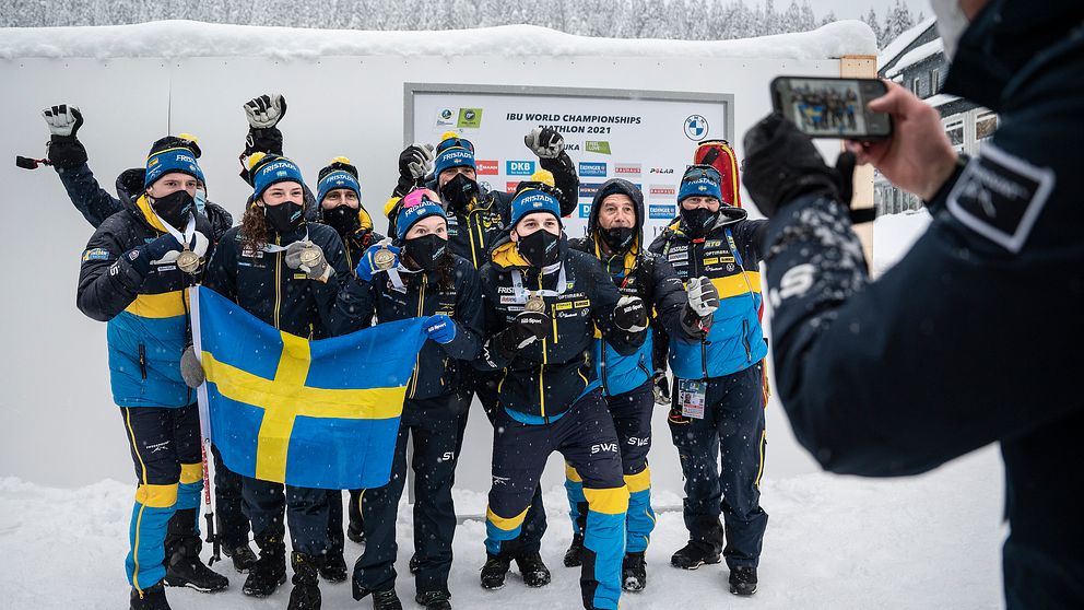 Sebastian Samuelsson, Martin Ponsiluoma, Linn Persson, Hanna Öberg och ledare firar en av sex medaljframgångar under skidskytte-VM.