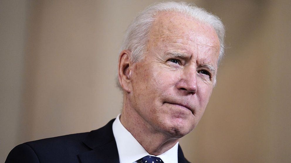 USA:s president Joe Biden tittar snett uppåt.