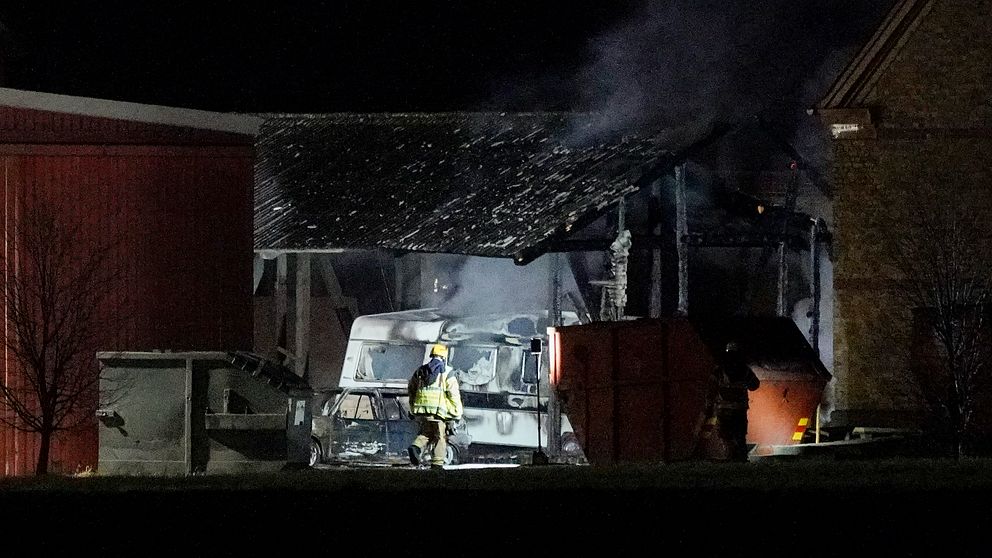 En ladugård och flera fordon väster om Lund brann under natten. Tidigare under söndagskvällen brann delar av en ödegård öster om Staffanstorp, samma kommun där ladugården brinner.