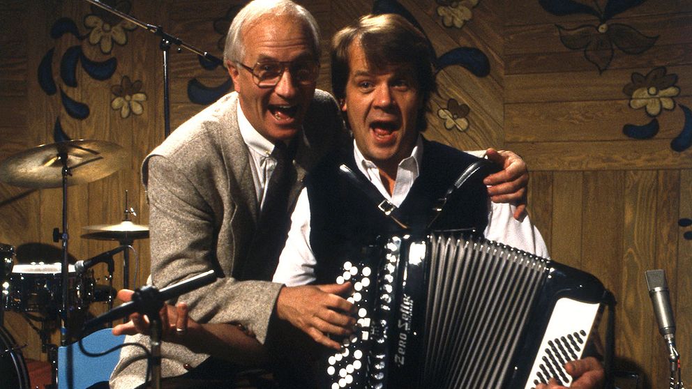 Bosse Larsson blev först känd för den breda publiken i långköraren Nygammalt i SVT. Programmet hade premiär 1971 och sändes i i sammanlagt 173 avsnitt fram till 1989. Här med gästen Lasse Berghagen, som senare skulle efterträda Bosse Larsson som allså¨ngsledare i SVT.