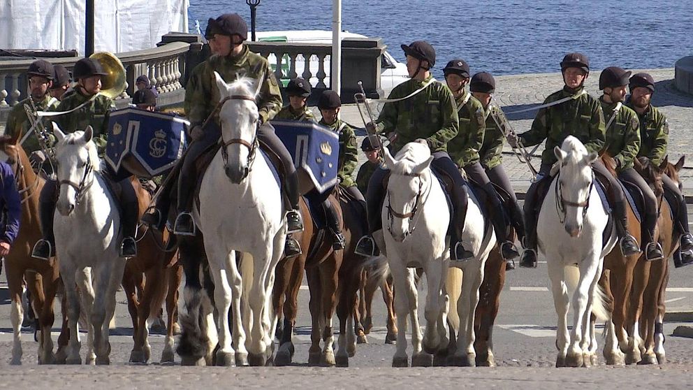 Beridna högvakten rider upp för Slottsbacken.