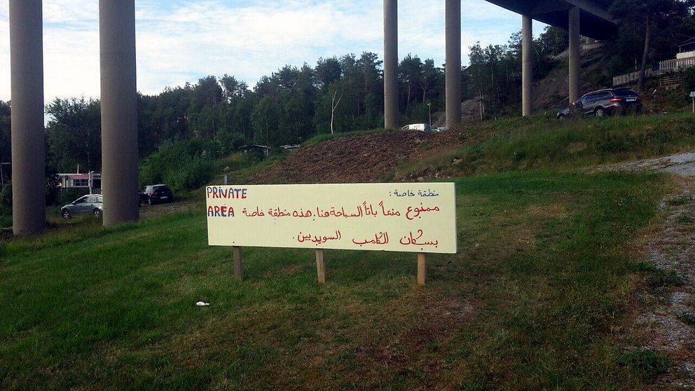 På campingplatsen bor arabisktalande flyktingar.