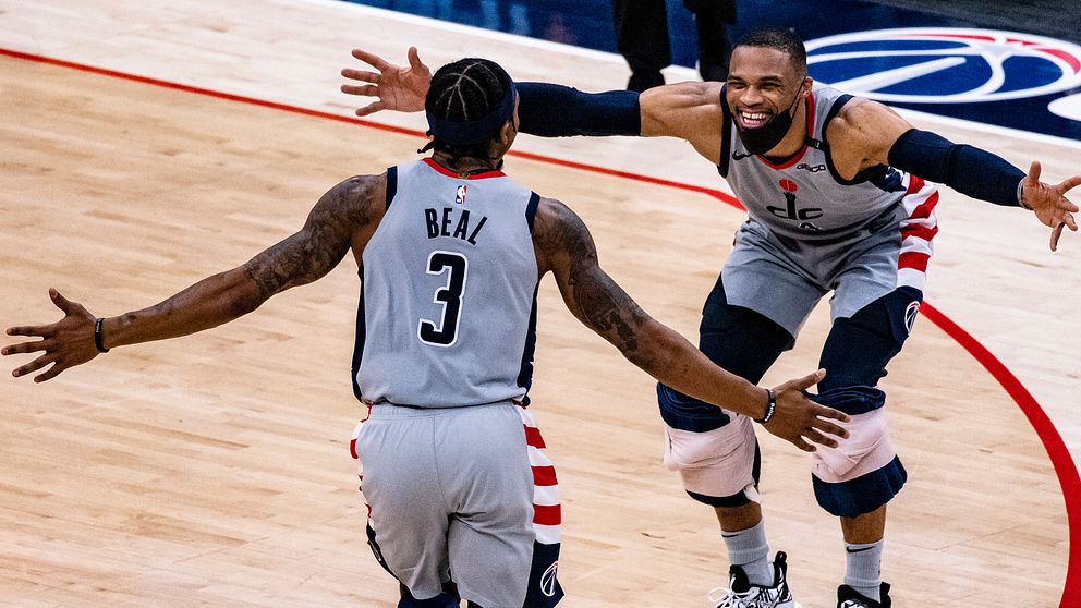 Washingtons Russell Westbrook, höger, jublar tillsammans med lagkamraten Bradley Beal.