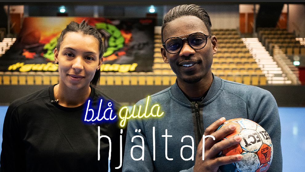 Förre detta stavhopparen tillika SVT Sports friidrottsexpert Alhaji Jeng (till höger) intervjuar andra svenska landslagsidrottare om rasism i nya programserien ”Blågula hjältar”. Till vänster handbollsspelaren Jamina Roberts.