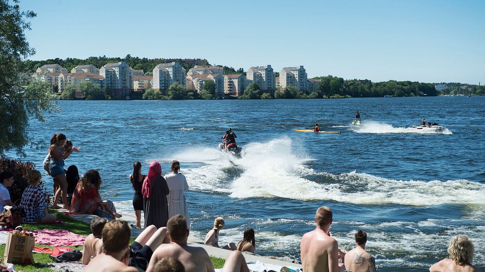 Vattenskotrar vid badstrand