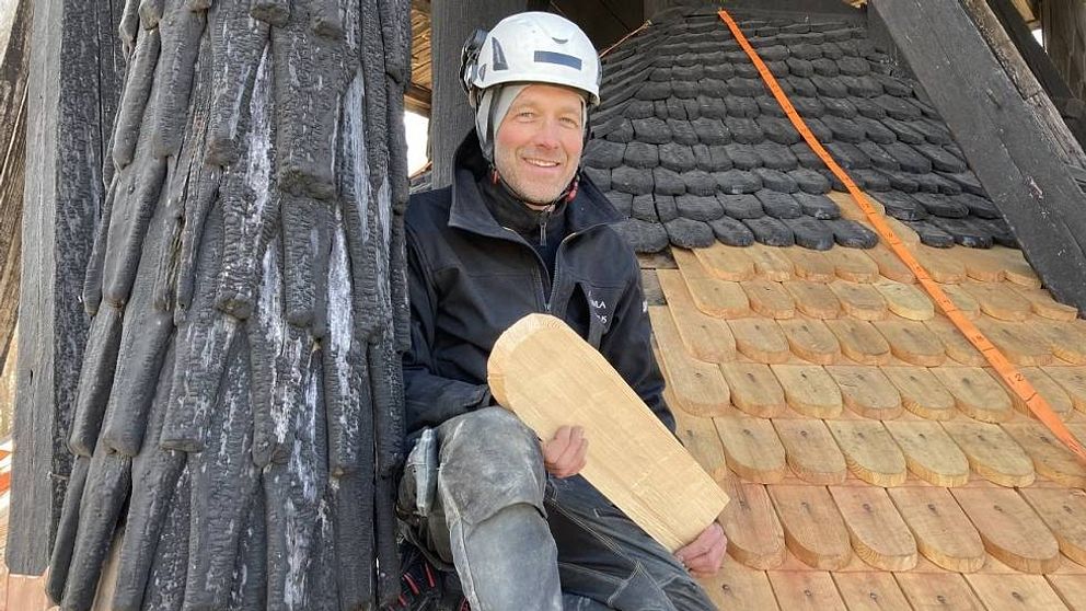 Timmermannen Daniel Åkerman hugger till nya spån till klockstapeln i Hög
