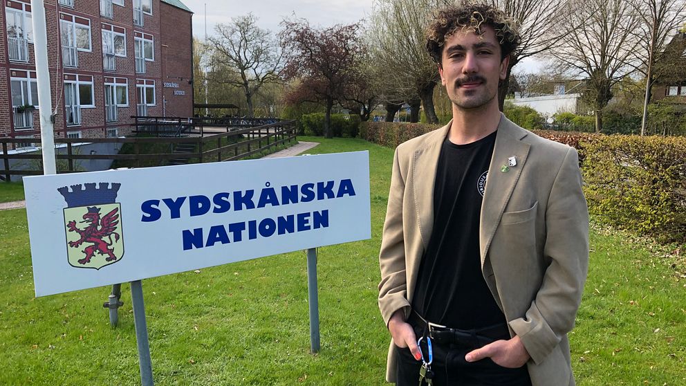 qurator Darius Baeckström utanför Sydskånska nationen