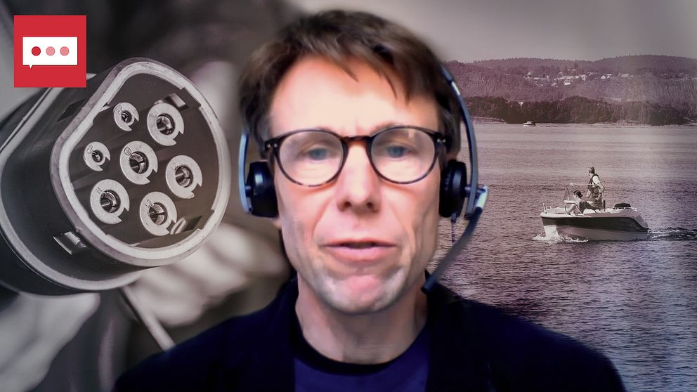 En person med hörlurar står framför en bakgrund där en båt syns som åker på vattnet, med en naturskön utsikt i bakgrunden. Till vänster i bilden syns en laddkontakt för elfordon.