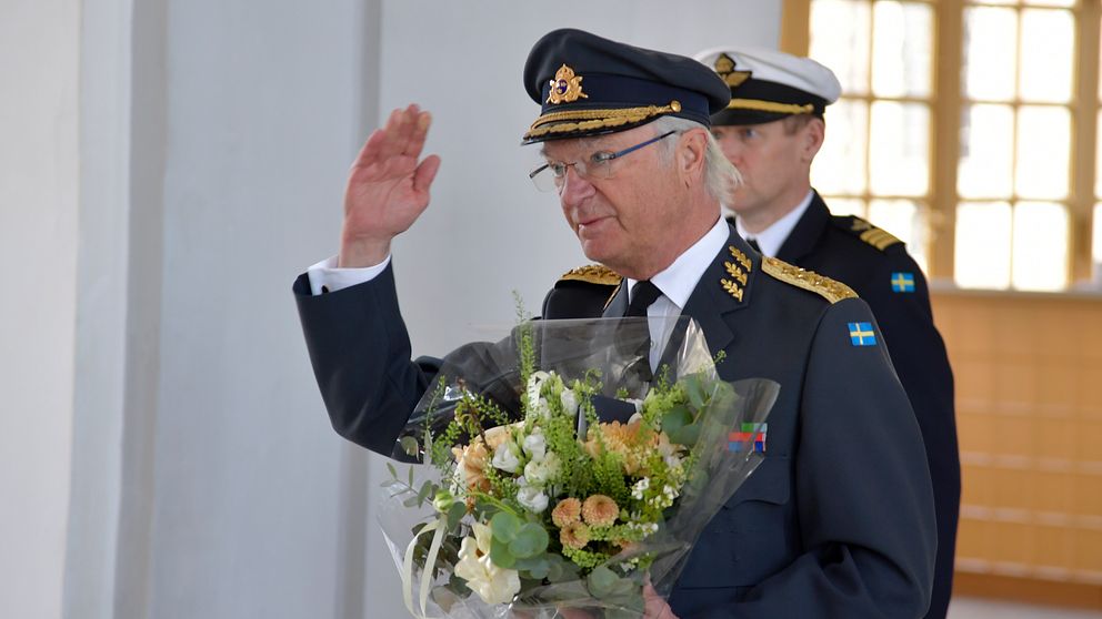 Kung Carl XVI Gustaf, som fyller 75 år på valborgsmässoafton, får uppvaktning från förvarsmakten.
