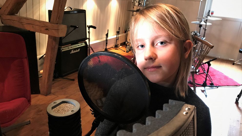 Åttaåriga Leah hoppas att hennes musik ska få vuxna att tänka efter.