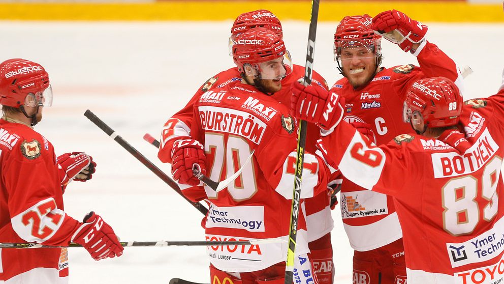 Bild på fem spelare i  hockeylaget Troja-Ljungby.