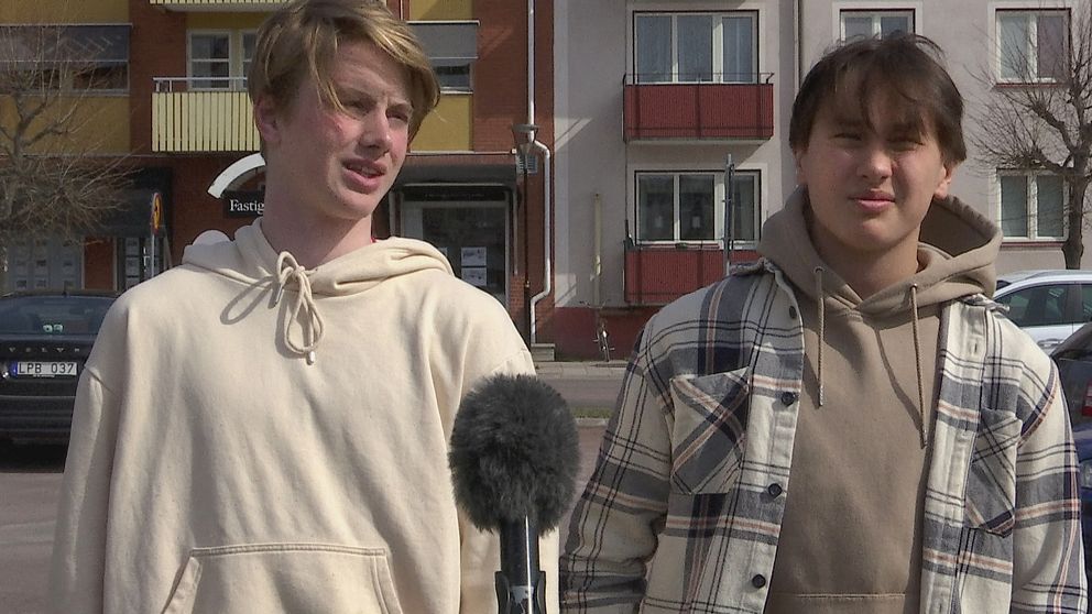 två tonårskilla intervjuas utomhus i Mora