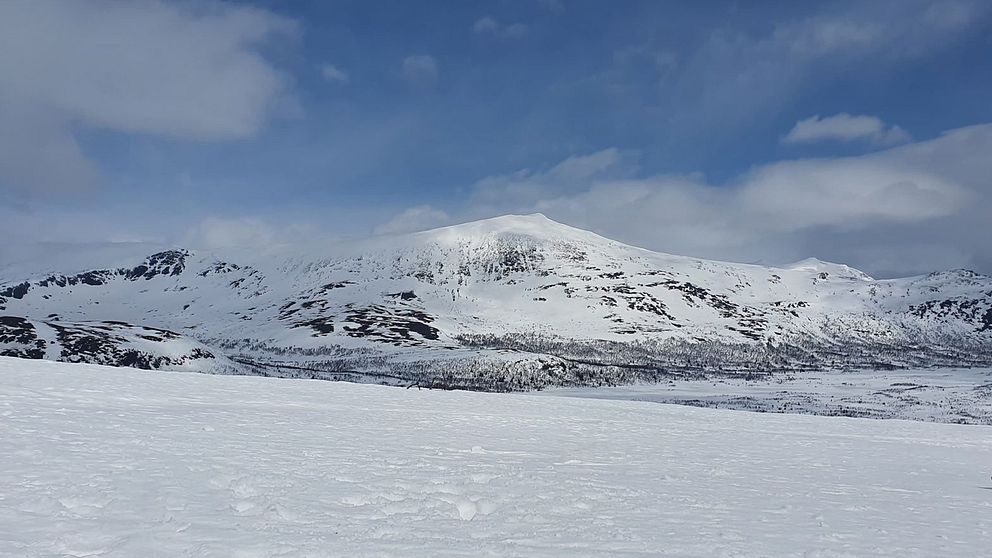 vy över snöigt fjäll