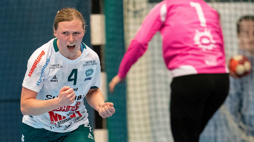 Skurus Alexandra Bjärrenholt jublar efter ett mål mot Skara