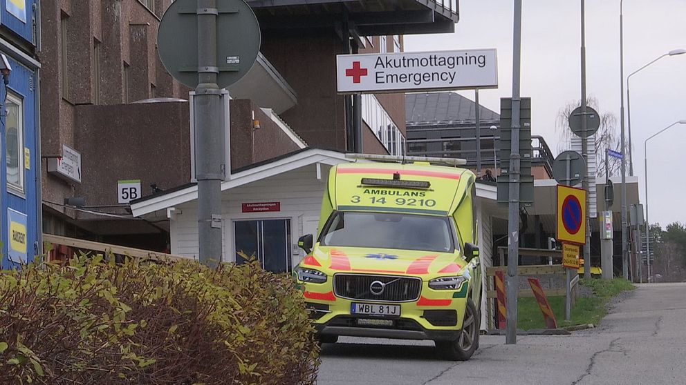 Bild på exteriör av akutmottagningen vid Östersunds sjukhus. En ambulans står parkerad framför ingången.