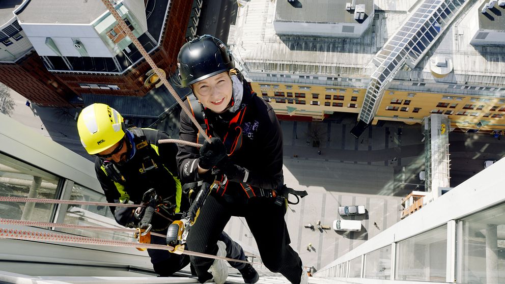 Vår reporter Caroline Slotte hänger cirka 80 meter på Skrapan i Västerås.