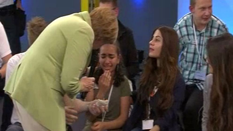 Merkel försöker trösta gråtande flykting flicka