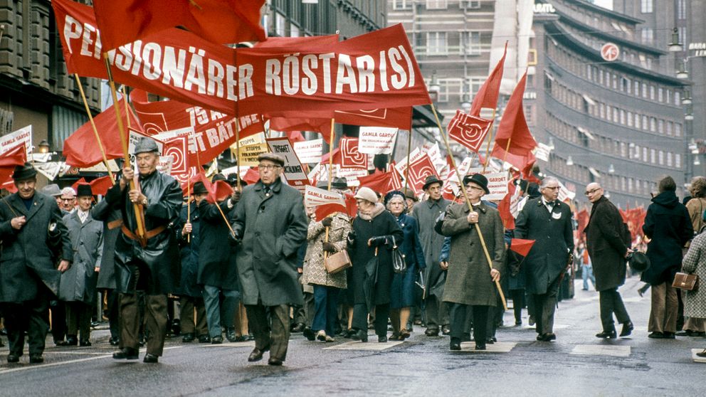 Första maj 1973. Socialdemokraternas demonstrationståg drar fram med fanor och banderoller längs Kungsgatan. Enligt SVT:s inrikespolitiska kommentator Mats Knutson är den vänsterlängtan som finns inom delar av Socialdemokratin förgäves. Arkivbild.