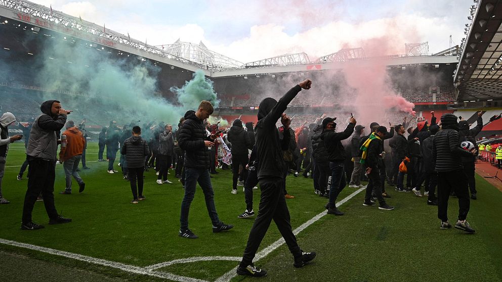 Manchester Uniteds supportrar protesterar inne i Old Trafford