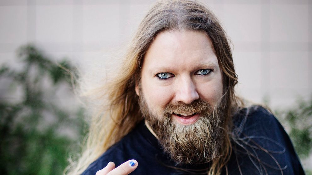 Rickard Söderberg leder Opera-sing-a-long på Stockholms pridefestival.