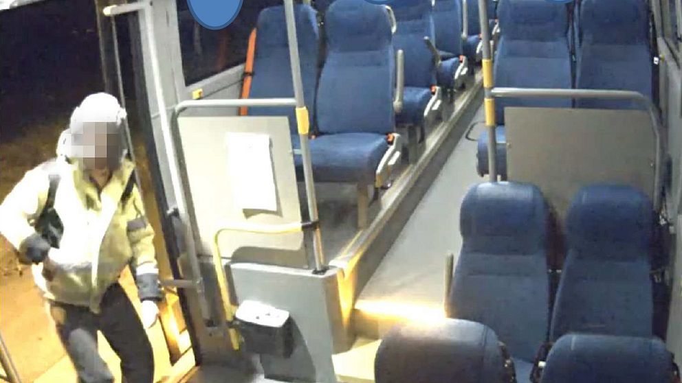 Den åtalade kliver på en buss några timmar efter mordet.