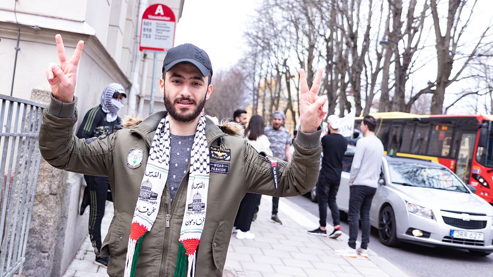 En palestinsk ung man som demonstrerar