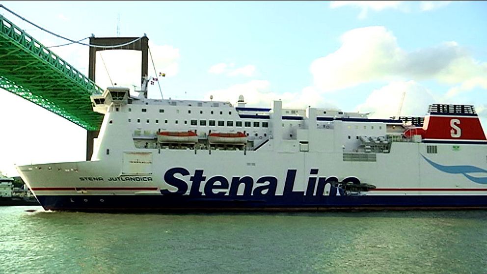 Stena Jutlandica lämnar Göteborg för reparation i Danmark.