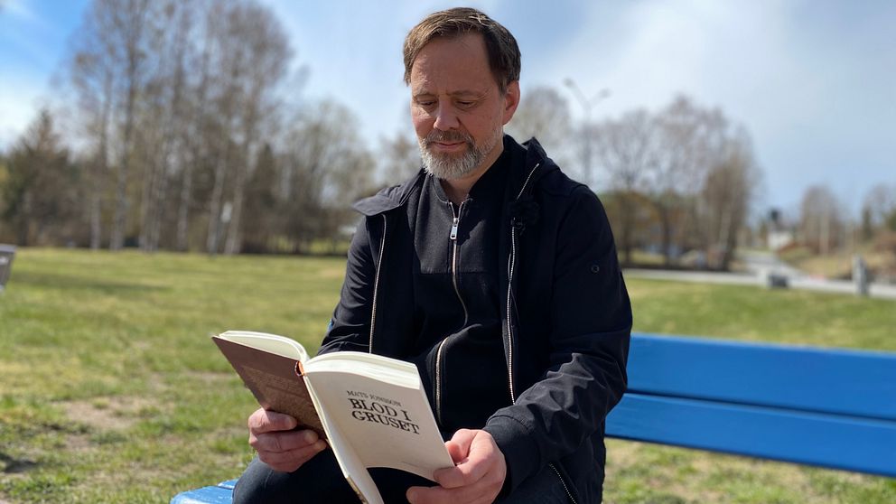 Författaren Mats Jonsson läser ut sin bok ”Blod i gruset”.