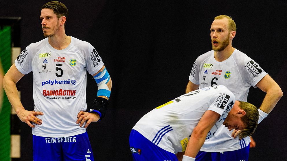 Ystads IFs Kim Andersson och Jakob Nygren deppar efter kvartsfinal fyra i SM-slutspelet i april.