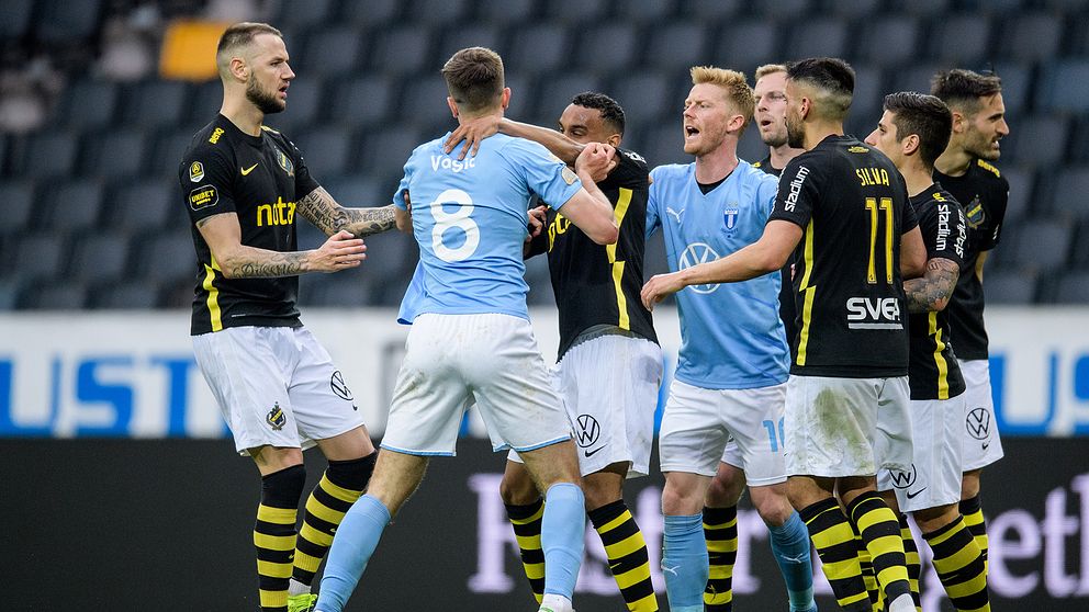 AIK:s Bilal Hussein och Malmö FFs Pavle Vagic i bråk.