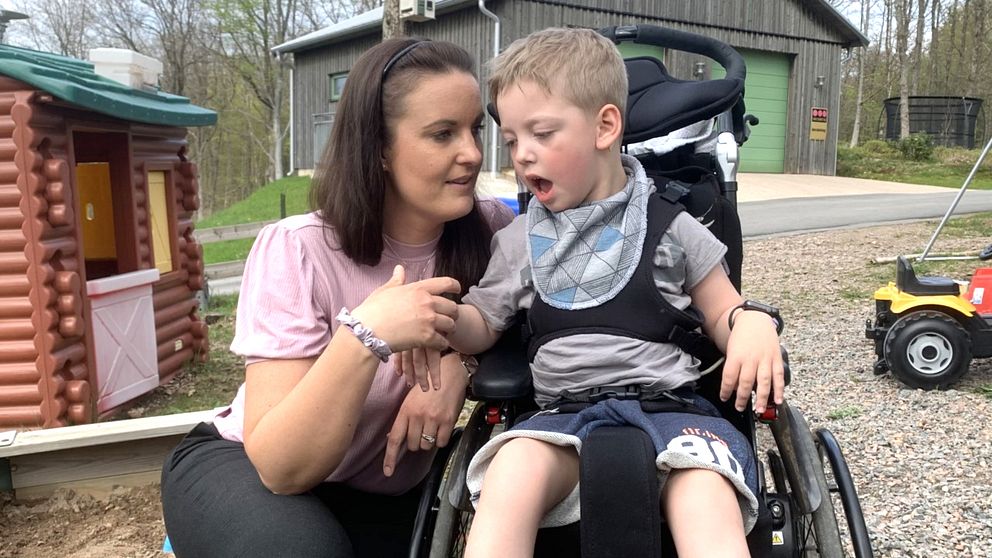 Victoria von Uckermann och hennes sexårige son Konrad, som har flera diagnoser och behöver daglig assistans.