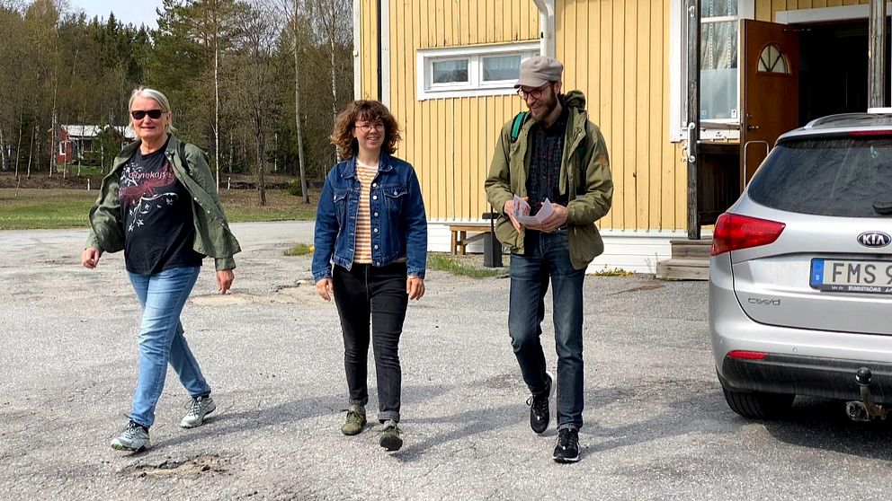 Tre personer på väg till fots från Frånö folkets hus till Lunde.