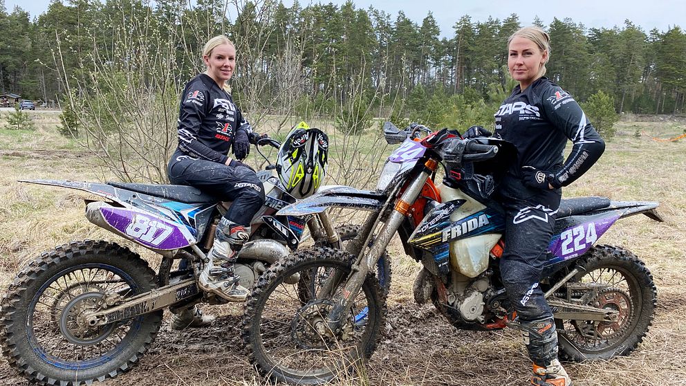Sophie West och Frida Gustafsson sitter på varsin motorcykel, de är fläckiga av lera.