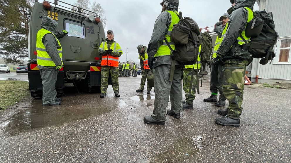 Hemvärnet iklädd gula västar i sökinsatsen av försvunnen person i bergsåker.