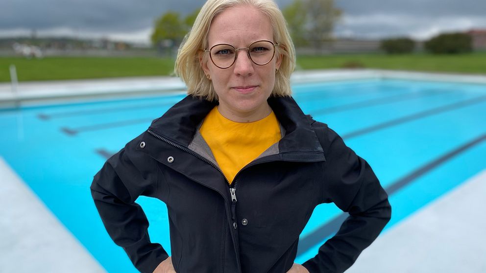 Karin Ernlund framför en simbassäng