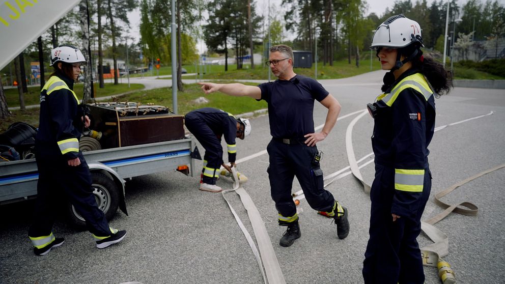 Se när Mattias Roos, styrkeledare Sörmlandskustens räddningstjänst, lär beredskapsvärnet att lägga slang och koppla slangsystem.