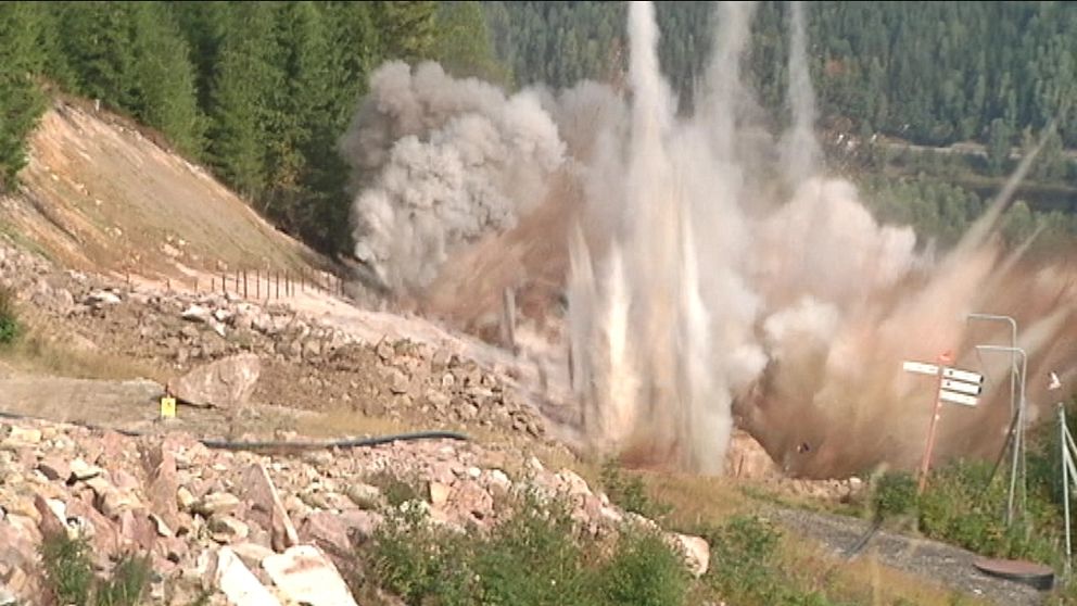 Här används åtta ton dynamit för att spränga en bergssluttning i Värmland för två år sedan.