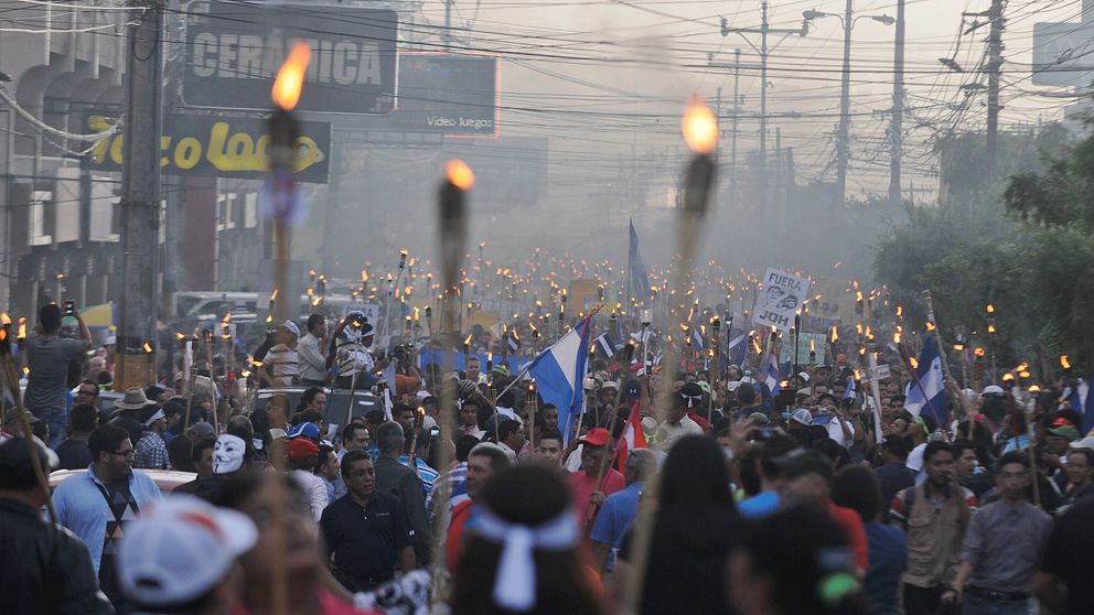 Tusentals människor har deltagit i återkommande demonstrationer i Honduras med krav på att president Juan Orlando Hernández avgår. Bakgrunden är misstankar om att pengar från socialförsäkringssystemet gått till regeringspartiet.