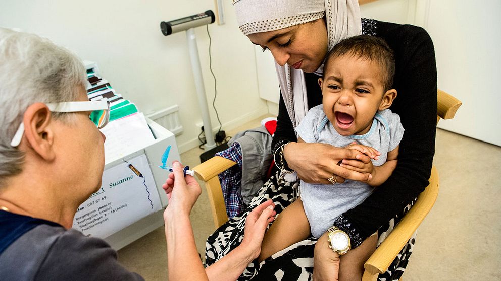 Hanae Nurahmed med sonen Muayeg, 1 år som blir vaccinerad av sjuksköterskan Susanne Forsell på BVC i Husby.